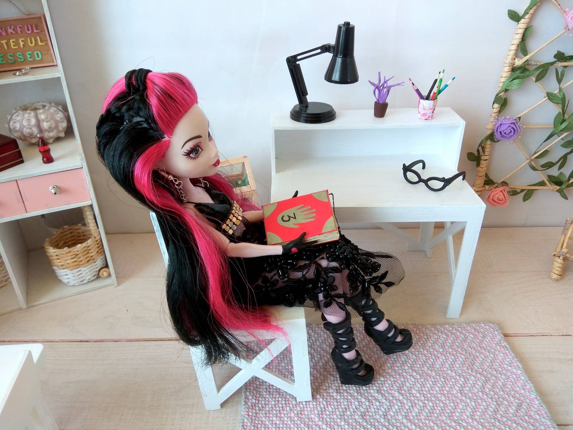 Lenasminiland - Vente Accessoire de poupée – enfant - Livre d'automne miniature Gravity avec pages de texte. Mystery Shack7