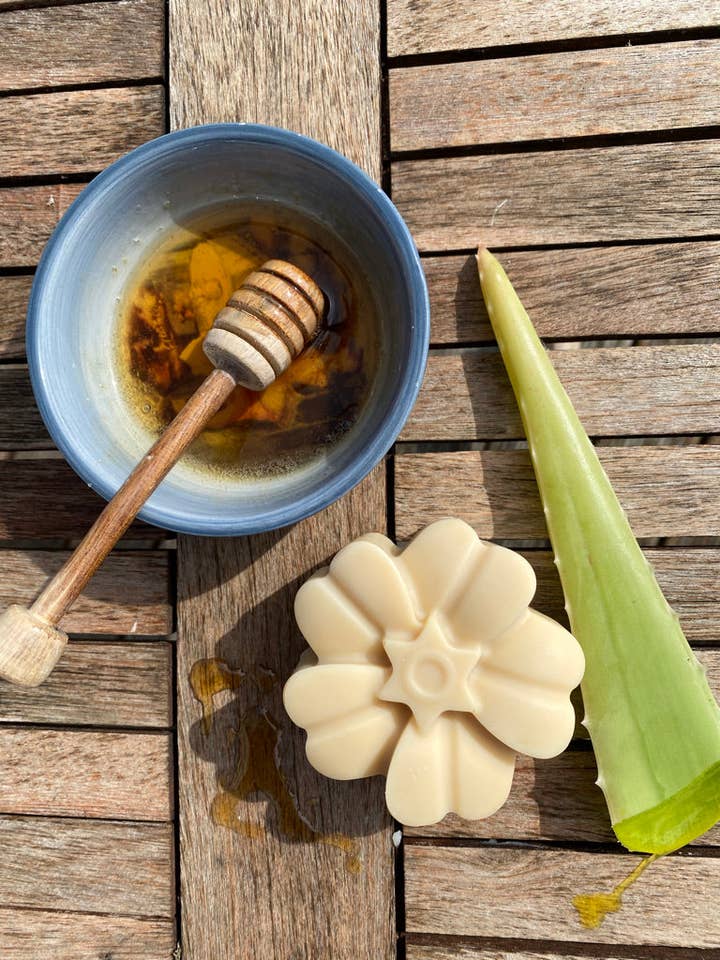 Solid Shampoo Bar - Manuka Honey & Goat’s Milk for wholesale by Cinnamon Quills