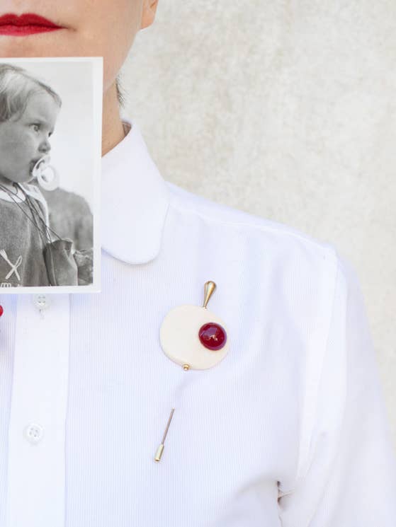 Épingle Prague en résine avec noyau métallique doré pour la vente par ROSSO CUORE