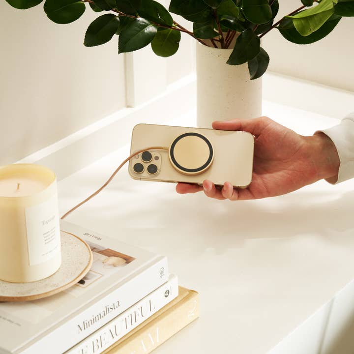 Courant - Wholesale Charging Dock - MAG:1 - Classics Leather Wireless Charger (Magnetic)