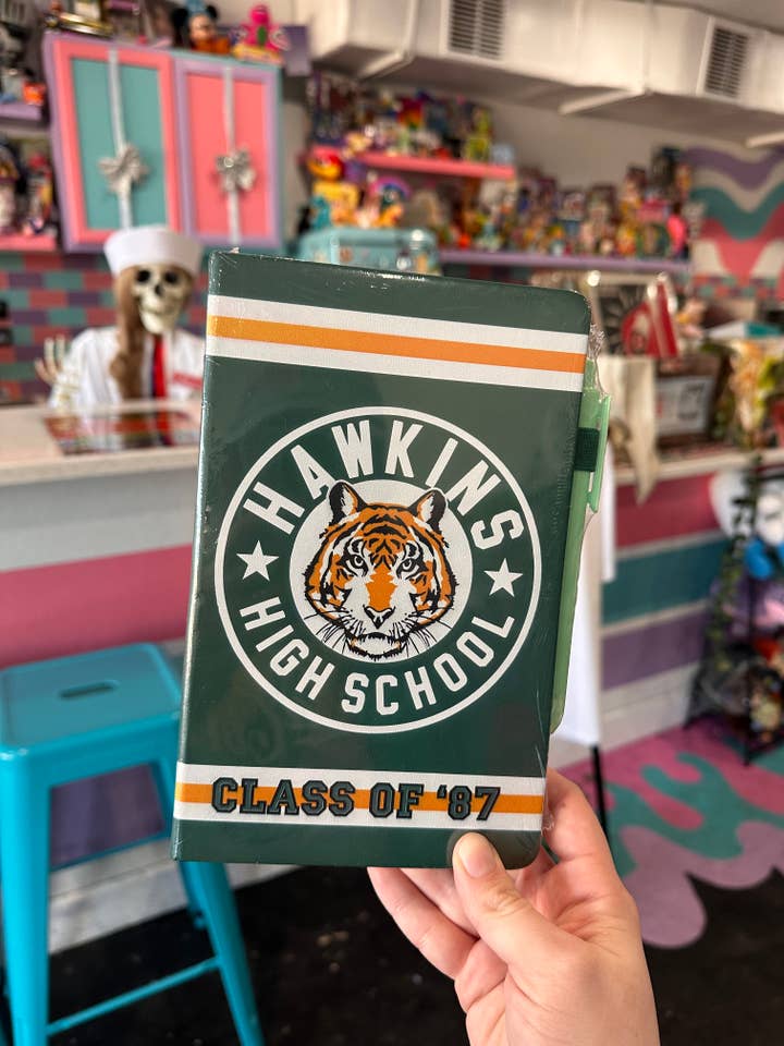 Hawkins High Notitieboek voor wholesale door Comic Controllers