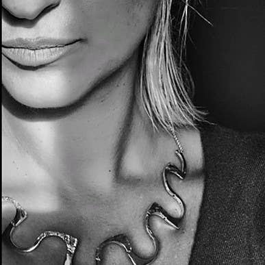 Abstrakte Halskette für den Großhandel von Dora kapousouzi Jewellery