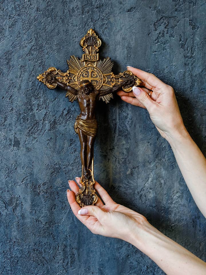 Crucifixo de Jesus entalhado em madeira na parede por atacado de KozakWorkshop