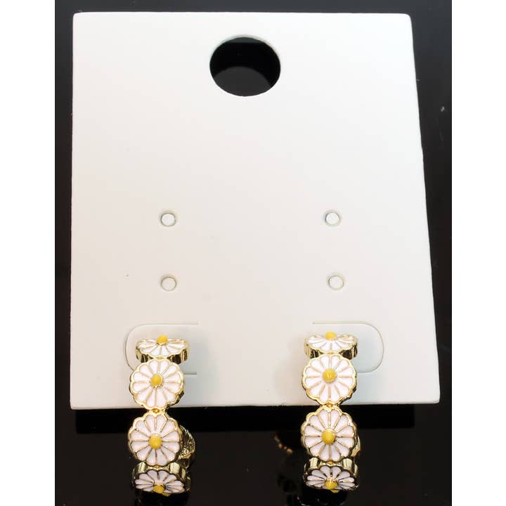 Goudkleurige hoepeloorbellen met witte en gele madeliefjes voor wholesale door Western Counties Wholesale