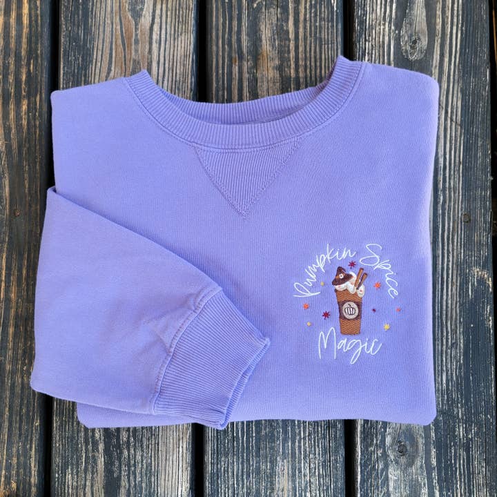 Pumpkin Spice Magic - Ametistplaggfärgad Crewneck för wholesale av Cinci Made Embroidery