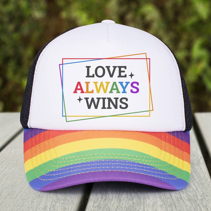 Love Always Wins Trucker-Mütze in Regenbogenfarben für den Großhandel von Lucky Luna Apparel