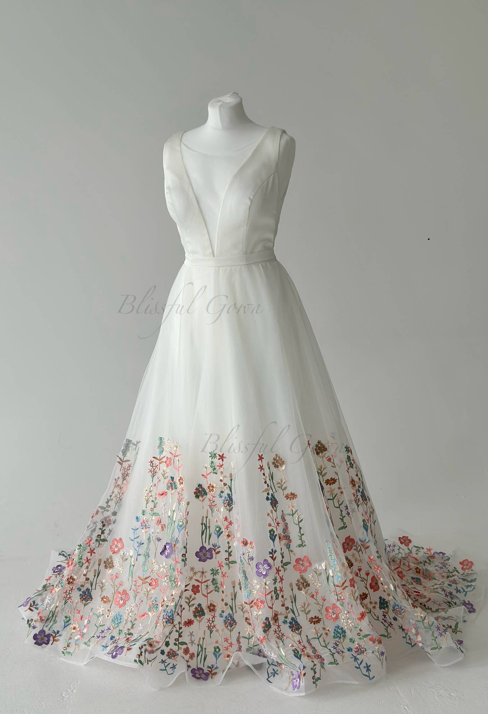 MB Blissful Gown – wholesale Gown – Women's – Sell-Out! Whimsical Wedding Dress with Floral Embroidery 0