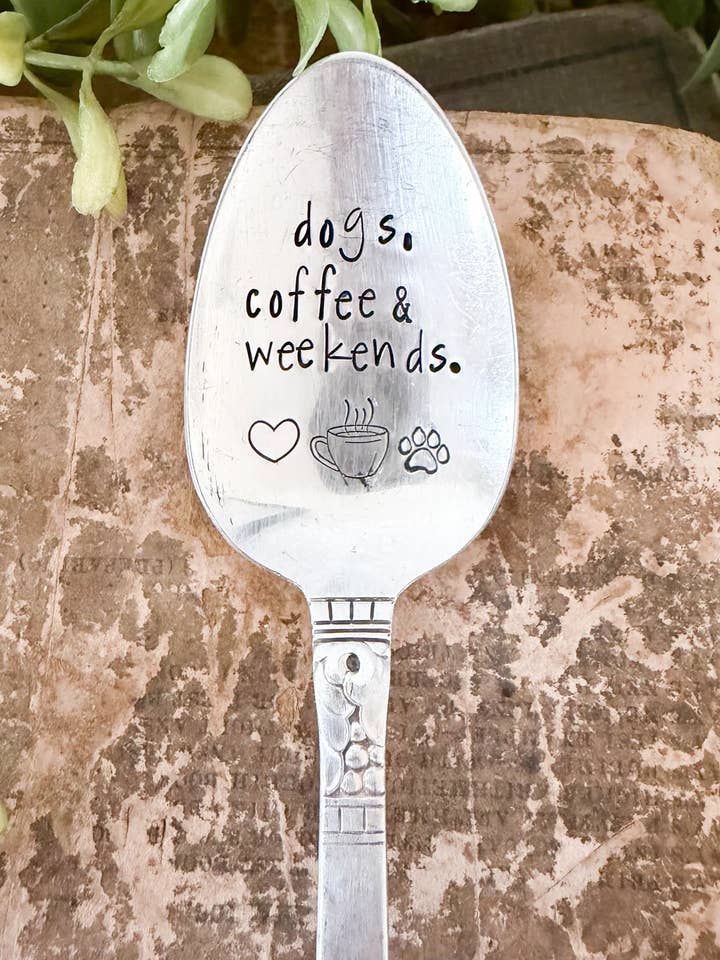 Hundar, kaffe & helger Vintage Stämplad Sked för wholesale av The Sassy Barn