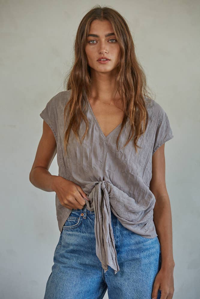 By Together - Vente Chemisier – femme - L6953 | Haut sans manches à col en V en polyester tissé avec nœud à l'avant6