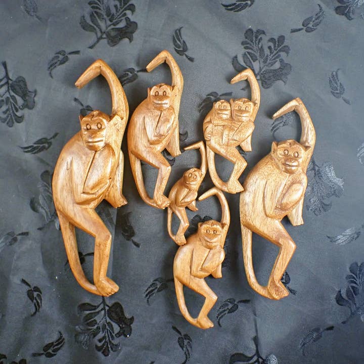 Ubud Glass - Vendita all'ingrosso Scultura - Famiglia di scimmie intagliate a mano in legno, Barile pieno di scimmie5