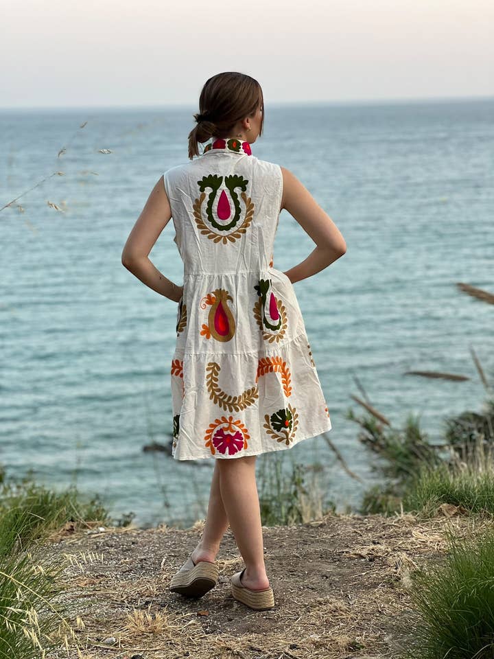 Short embroidered cotton dress with shirt collar for wholesale by Kinomy