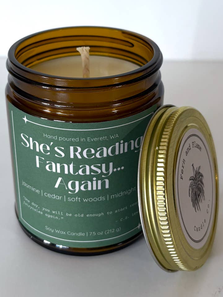 Candela "Sta leggendo fantasy... di nuovo" per la vendita all'ingrosso da parte di Fern and Flame Candle Co.