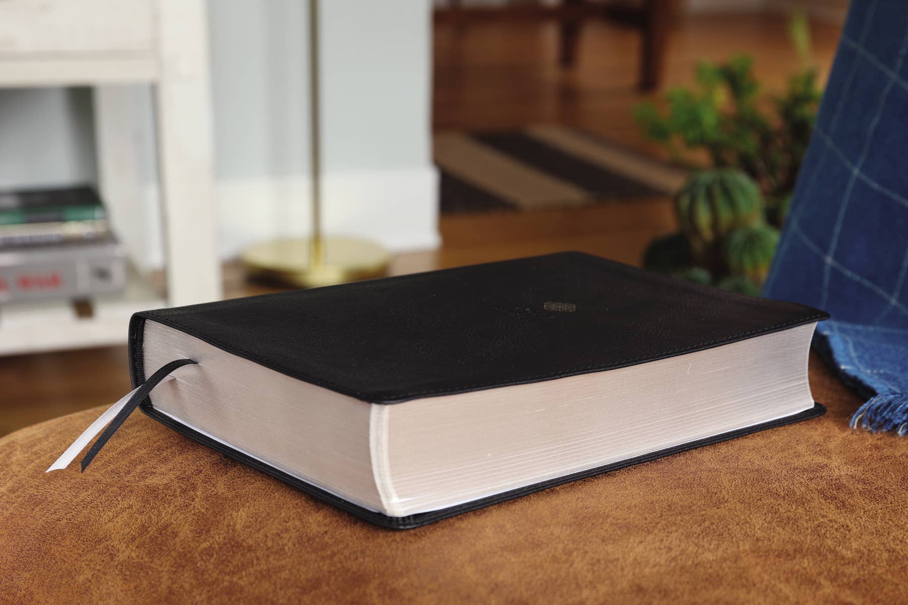 HarperCollins Christian Publishing - Wholesale Religion - NIV Men's Devotional Bible, Large Print, Leathersoft Black4