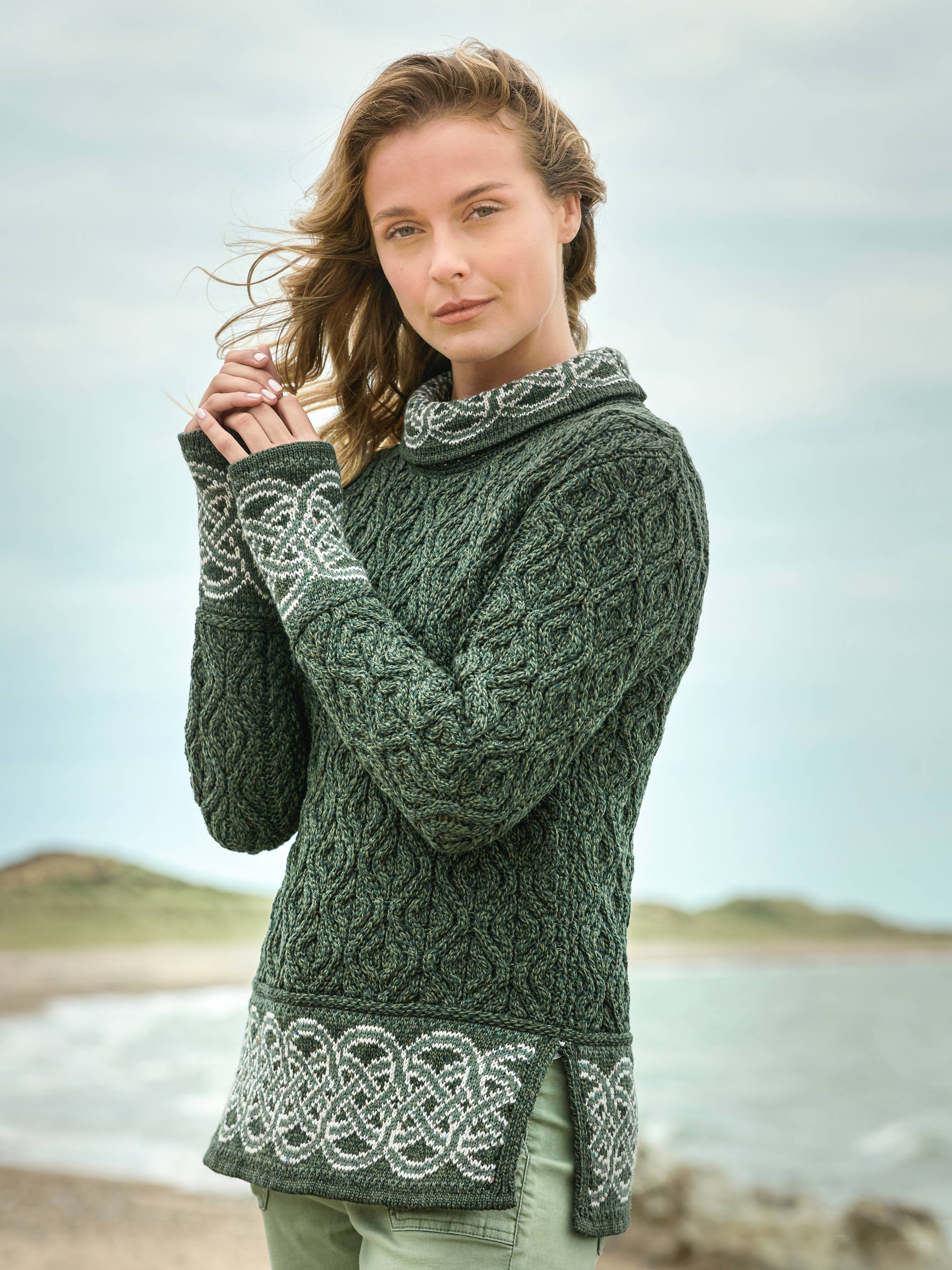 Aran Crafts - Vendita all'ingrosso Maglia larga - Donna - MAGLIONE JACQUARD CON COLLO AD ANELLO R5337
1