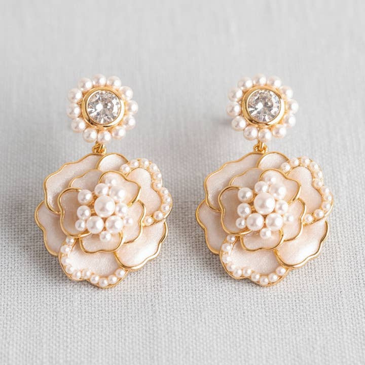 Boucles d'oreilles camélia en perles baroques pour la vente par camilla dovey