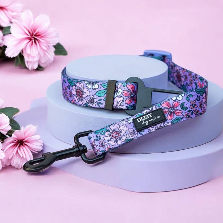 Auto-Sicherheitsgurt für Hunde | Hundeauto-Sicherheitsgurt | Fliederfarbenes Blumenmuster für den Großhandel von Dizzy Dog Collars