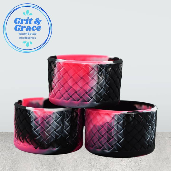 Botte tourbillon d'Halloween rose à motif tressé pour la vente par Grit & Grace Water Bottle Accessories