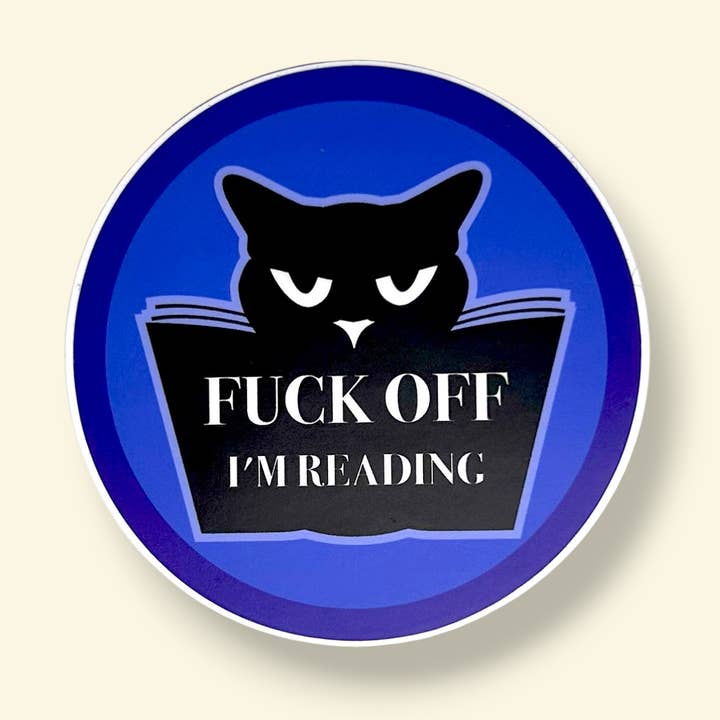 Skrid, jeg læser irriteret sort kat klistermærke for engroshandel hos Library Cat Designs