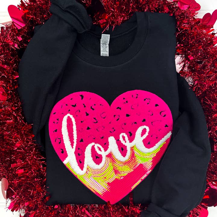 Leopard Love Gildan sweatshirt met hartvormige patch en lovertjes voor wholesale door Nikkilynn Wholesale