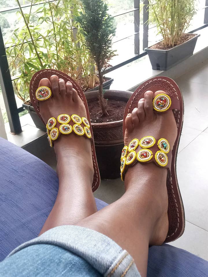 Sandali in pelle con perline per la vendita all'ingrosso da parte di African Craft Collection