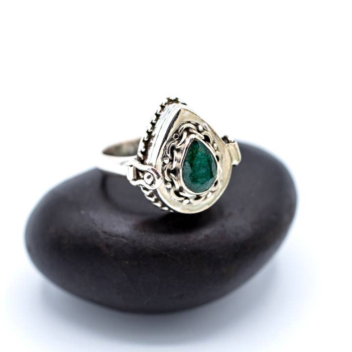 Baizaar - Wholesale Cocktail/Statement Ring - Sterling Silver Emerald Poison Ring