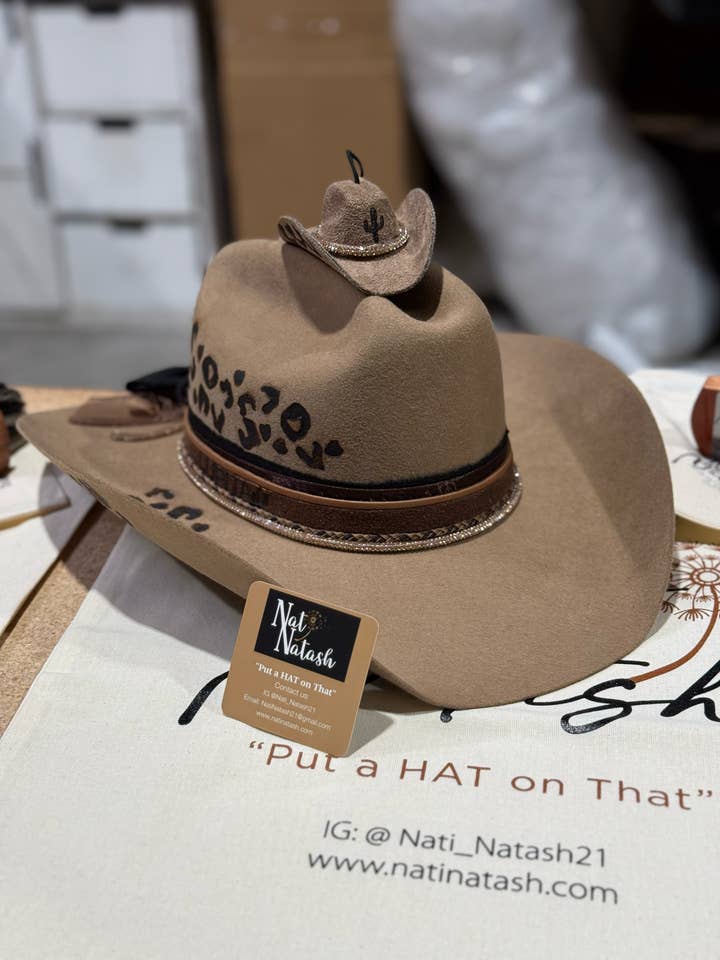 Accessoires en strass pour chapeaux pour la vente par Nati Natash