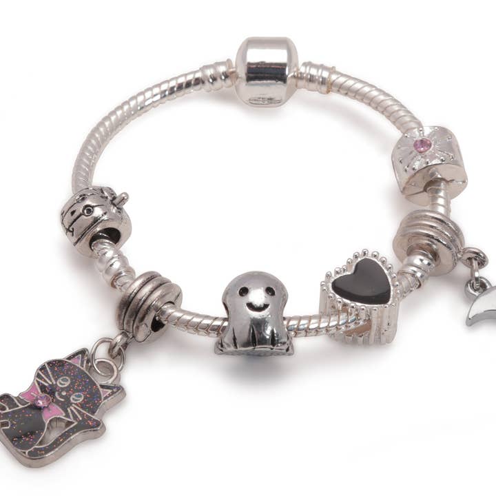 Bracelet à breloques en plaqué argent pour enfant Chat Noir Halloween pour la vente par Liberty Charms