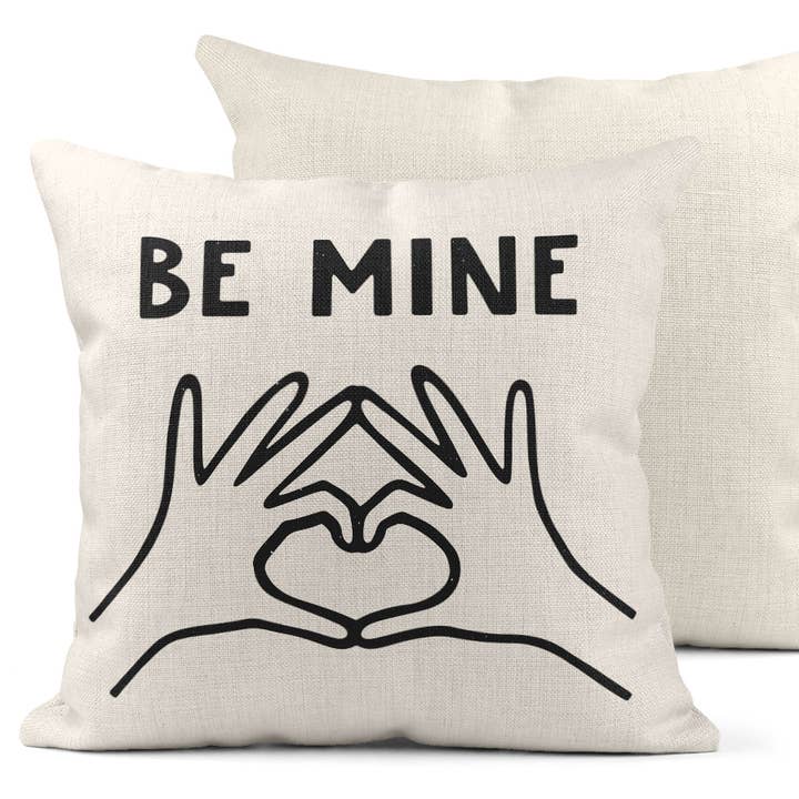 Oreiller Be Mine Heart Hands Saint-Valentin pour la vente par Quotable Life