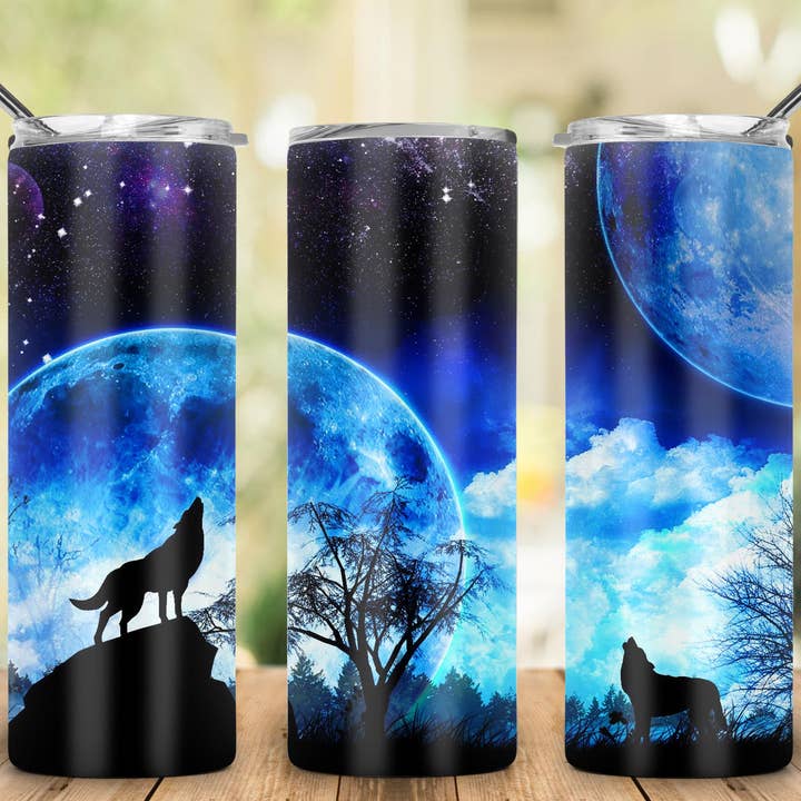 Loup hurlant sur la lune bleu pour la vente par Triple D's Tumblers n More
