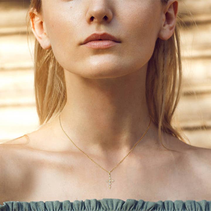 Perimade & Co. LLC - Venta al por mayor Collares con colgantes/abalorios - Collar con colgante en forma de cruz de moissanita en plata de ley 9251