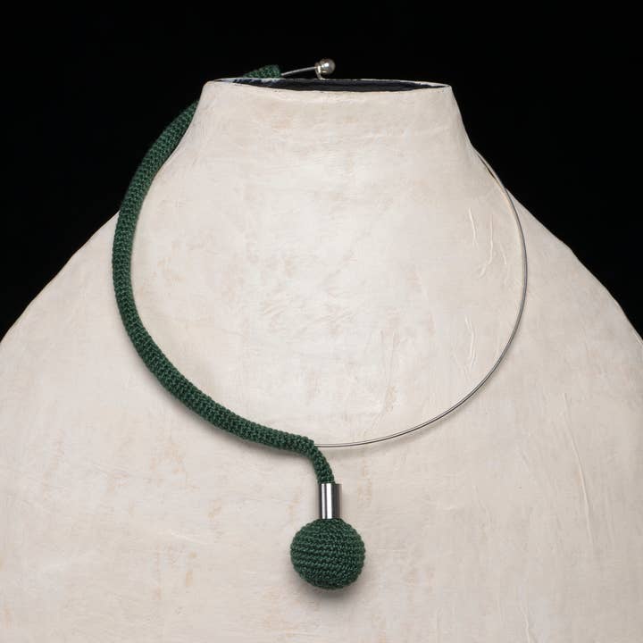 Stel krage med hänge i virkat bomull för wholesale av Loom Design