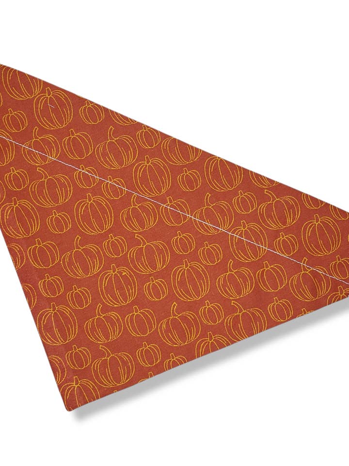 Bandana à la citrouille pour la vente par Pawtastic Attire