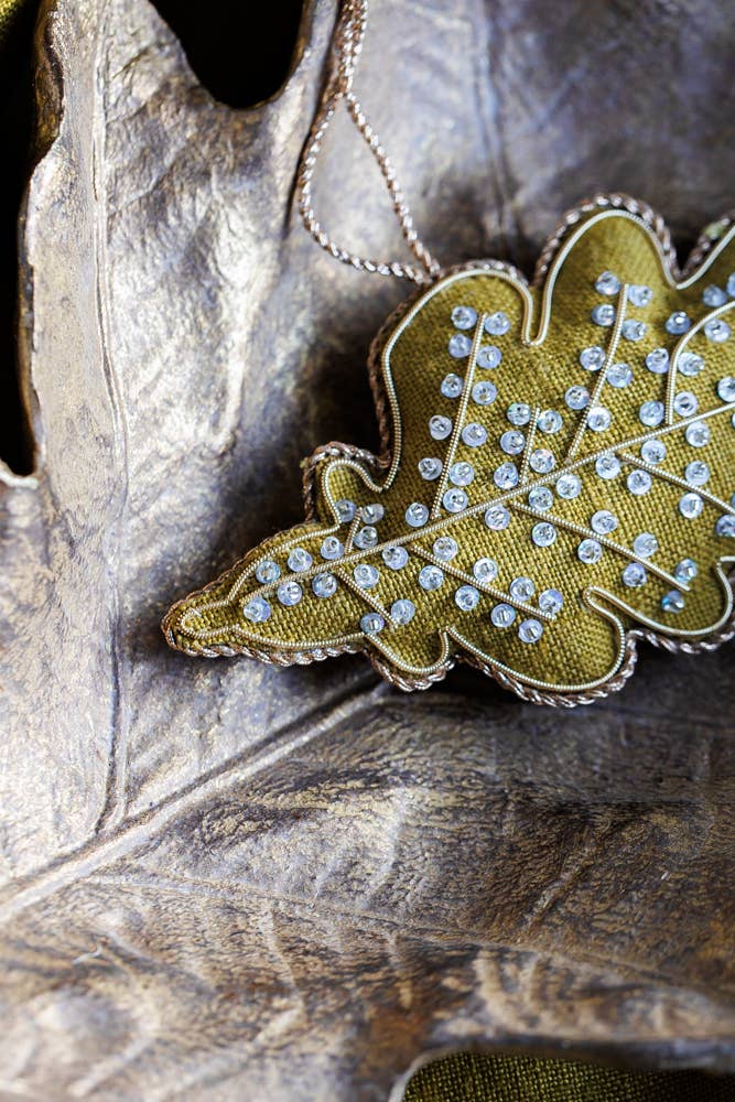 Katie Larmour Linen – wholesale Ornament set – 26pcs Mixed Multicolour Assortment Oak Leaf2