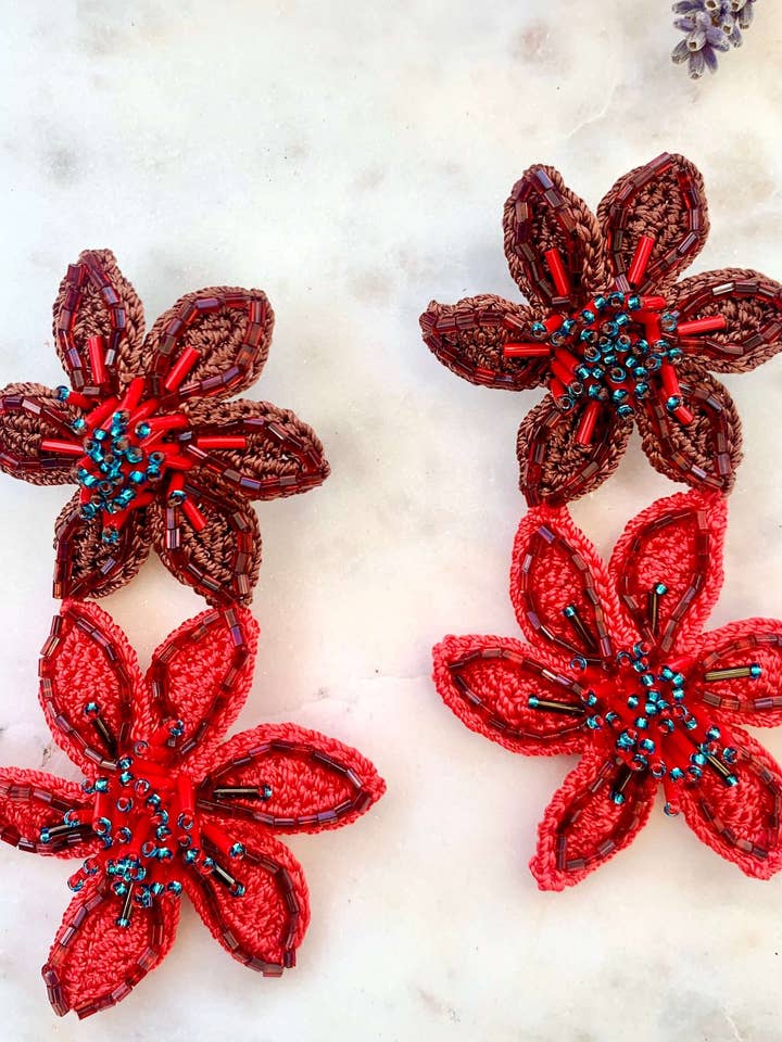 Olivia - Orecchini con perline, motivo floreale, colore: Rosso/Marrone per la vendita all'ingrosso da parte di Seyyah