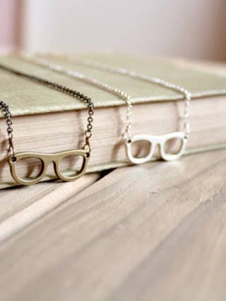 Lille halskæde med brillevedhæng i sølv- eller bronzetone for engroshandel hos Classically Romantic