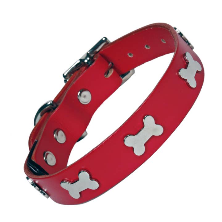 Collier pour chien en cuir rouge avec os argentés et en laiton pour la vente par Creature Clothes