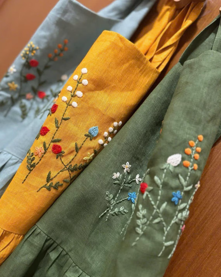 EmbroideryNTA - Venta al por mayor Delantales - Delantal de lino bordado a mano con estilo vintage y flores silvestres1