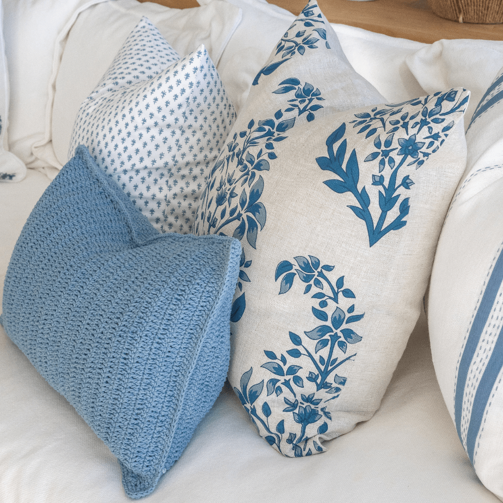 BHD HOME – wholesale Dekorativ kudde – Devon Dots Vit Blå Medium Kuddfodral 50 x 50 cm4