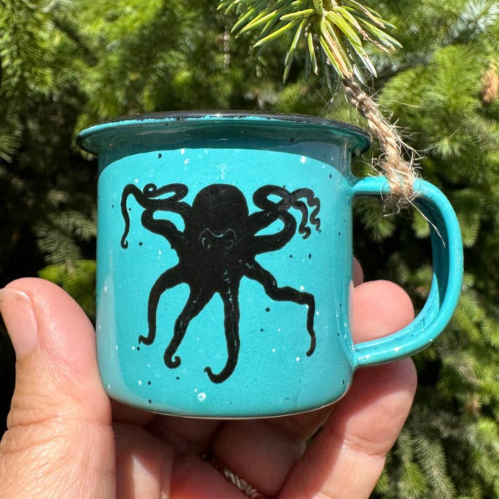 Tasses expresso mini émaillées Campfire 3 oz Octopus Kraken « Ornements » pour la vente par Salty Raven Glassware