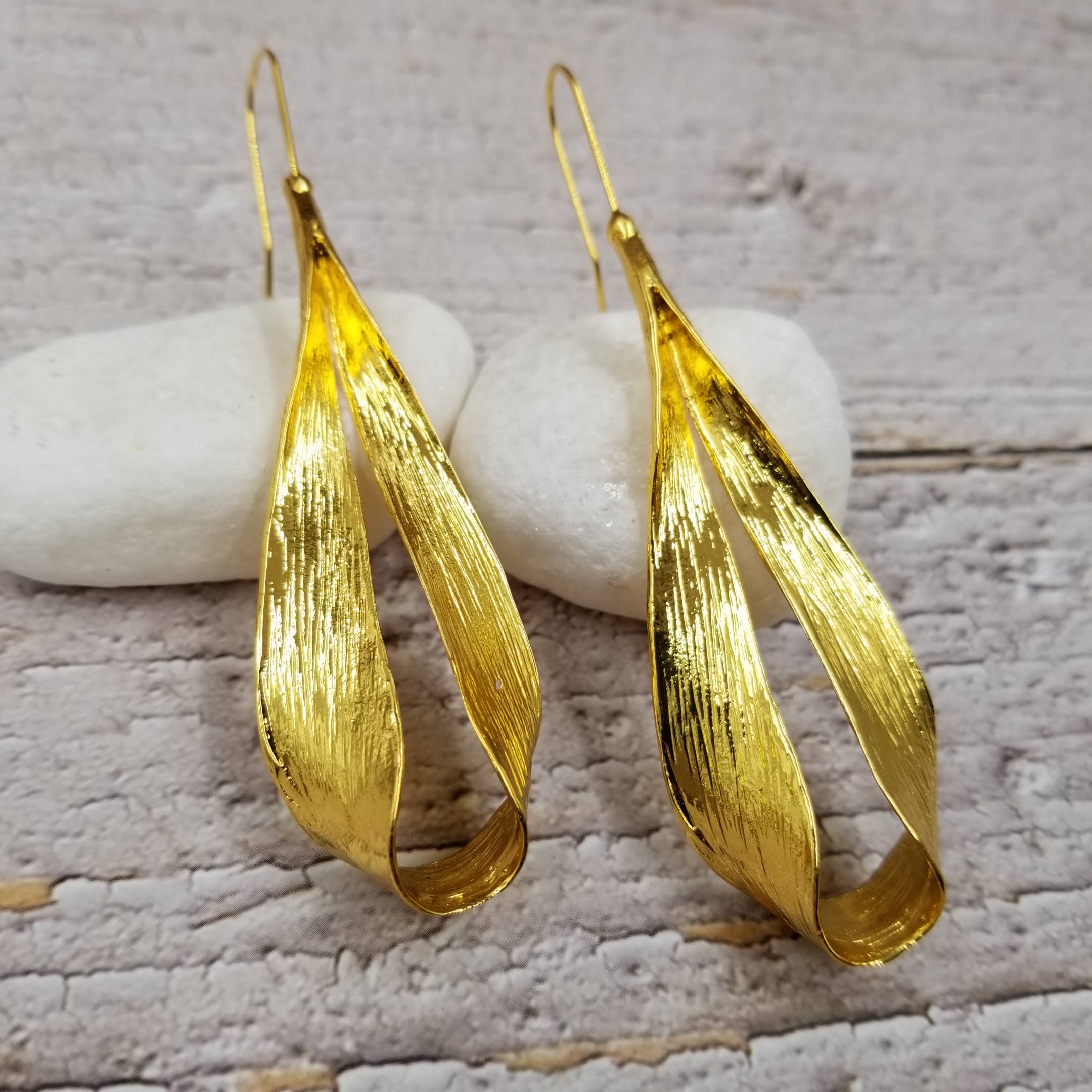 Treasure Wholesale - Wholesale Dangle Earrings - Gold Flat Leaf Earrings1