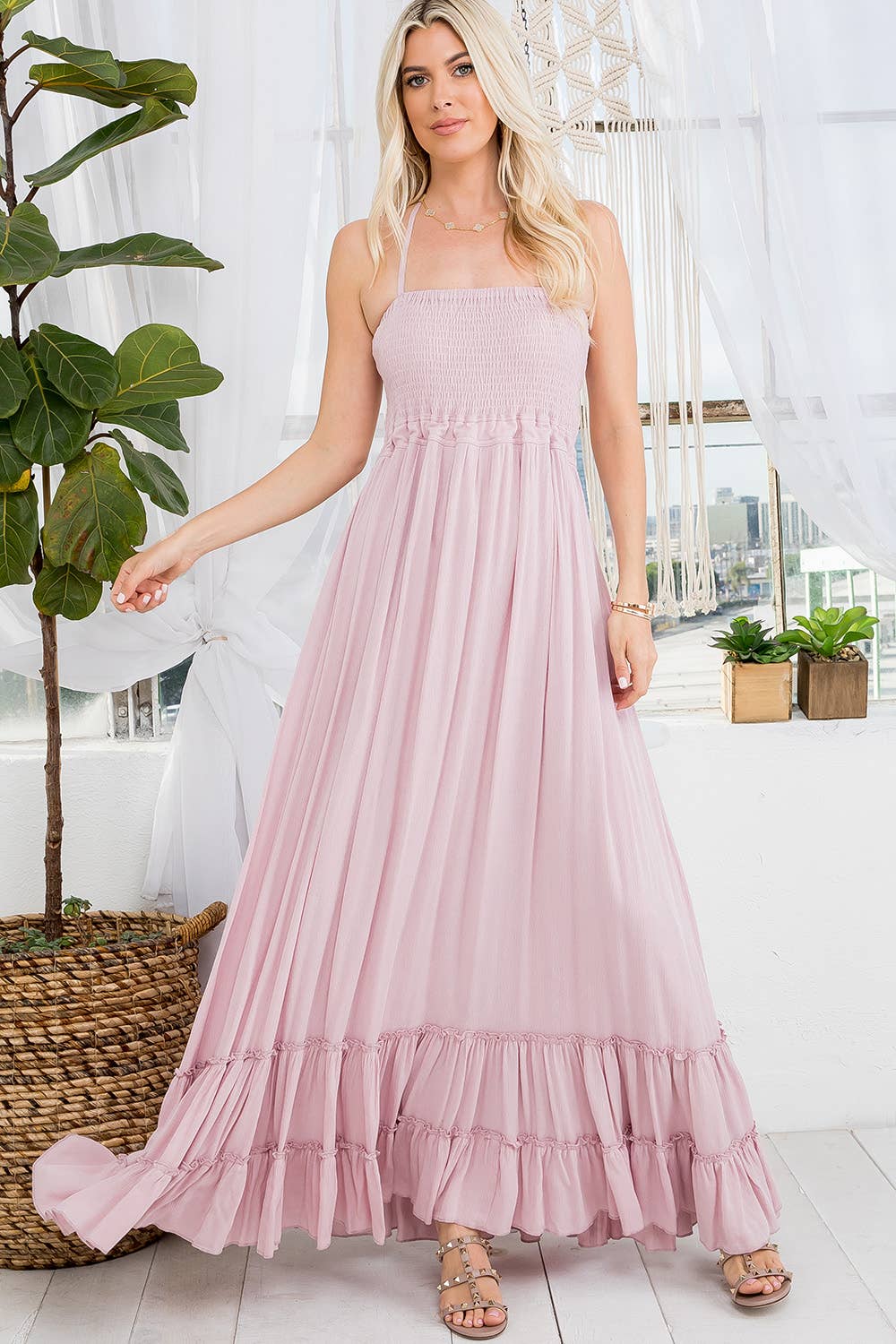 Sweet Lovely by Jen – Großhandel Kleid – Damen – MAXIKLEID MIT RÜCKENAUSSCHNITT UND GESMOKTEM STUFENROCK24
