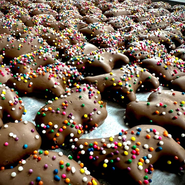 O'Shea's Candies Sweet Shop - Wholesale Chocolate Covered Sweets - Gourmet Milk & White Chocolate Animal Crackers 🦏🦒 1/3# Ba
