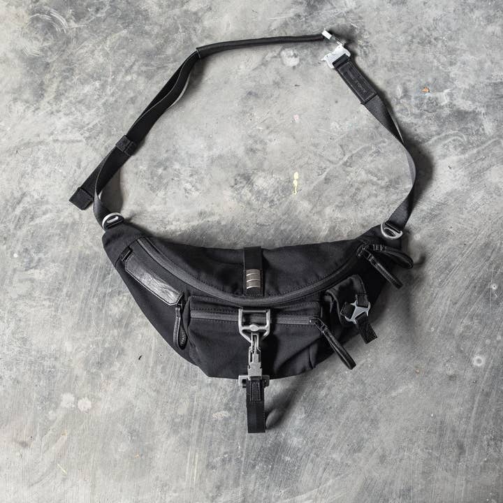 Schaduwslot Zwarte Canvas Heuptas met Zilverkleurige Beslagstukken voor wholesale door JUNGLE TRIBE