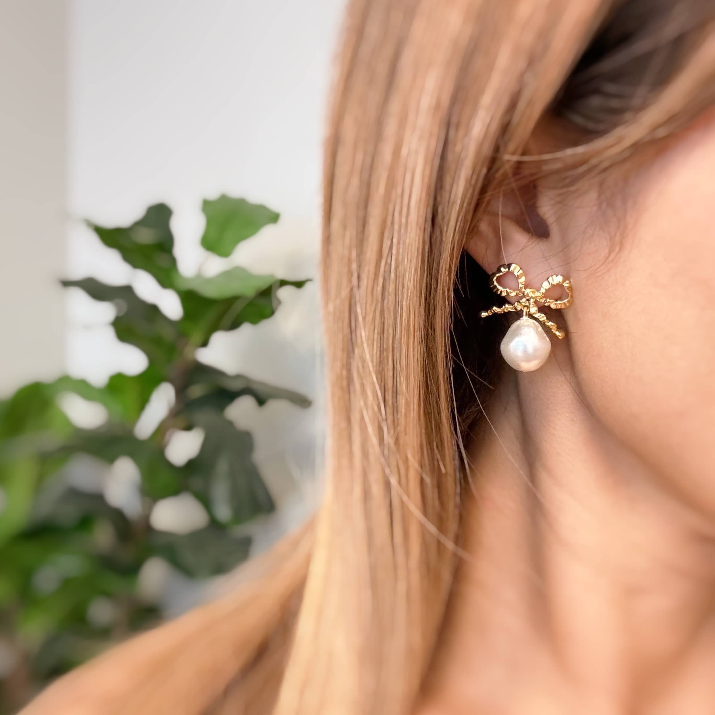 Ellison+Young - Vendita all'ingrosso Orecchini pendenti - Orecchini a fiocco antico con perle pendenti5