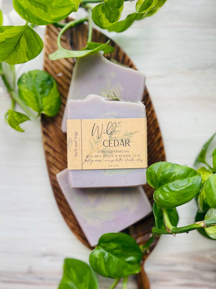Savon en barre artisanal Wild Cedar pour la vente par Suds and Sage