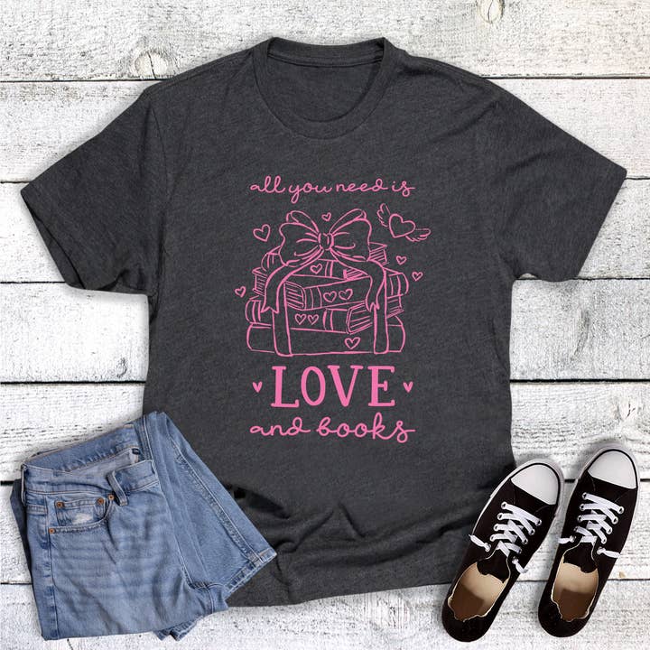 Camiseta Gráfica de San Valentín Todo lo que Necesitas es Amor y Libros para venta al por mayor de Dust and Roots
