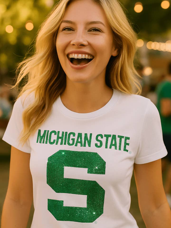 Maglietta con licenza per il giorno della partita, girocollo bianco, Michigan State Block S per la vendita all'ingrosso da parte di Moving Forward Designs