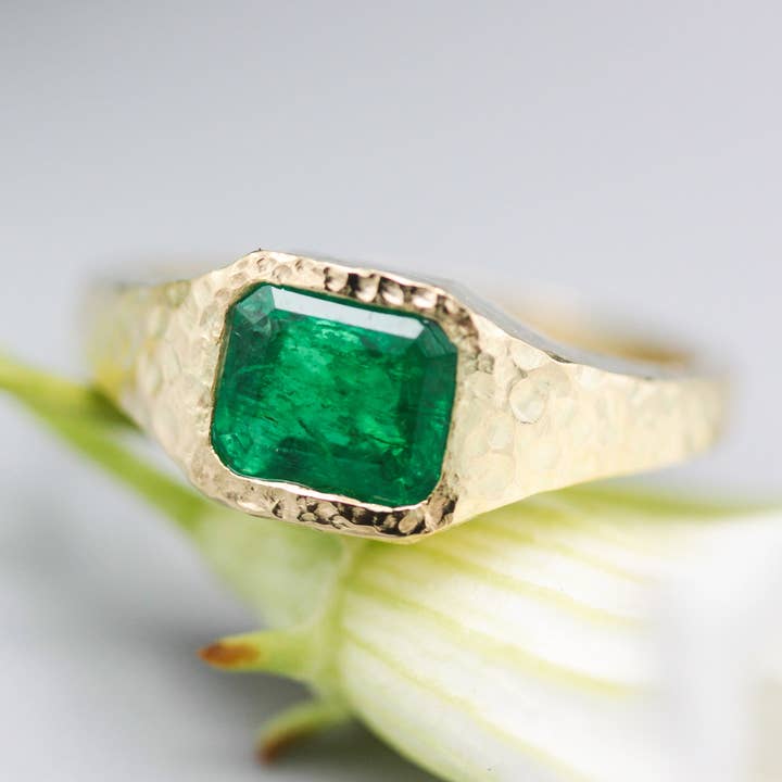 1,332 ct. Smaragd Smaragdschliff 14k Gold Fassung Siegelring für den Großhandel von Metal Studio Jewelry