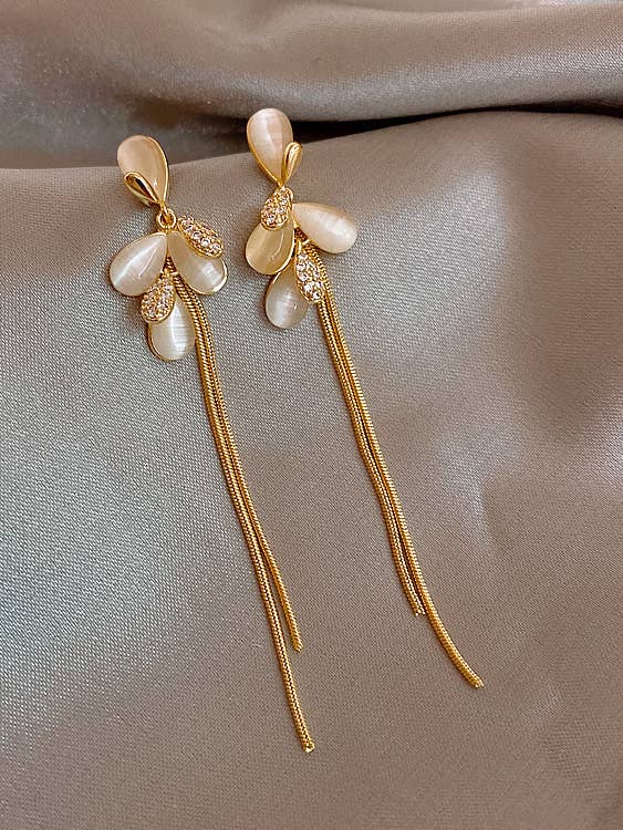Orecchini lunghi con nappine dorate e accenti bianchi per la vendita all'ingrosso da parte di Katinki