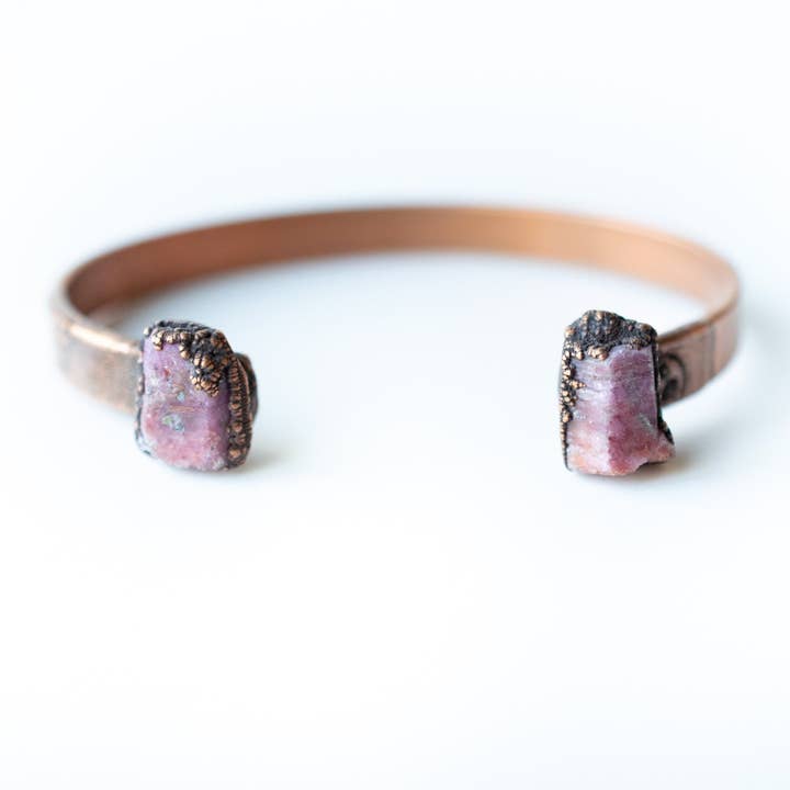 Bracelet manchette en cuivre rubis brut, bijoux en pierre minérale pour la vente par HAWKHOUSE